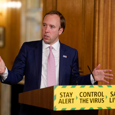 Στη Μεγάλη Βρετανία ανακοινώθηκαν 111 θάνατοι από κορωνοϊό το τελευταίο 24ωρο και ο υπουργός Υγείας Ματ Χάνκοκ δηλώνει: «Κερδίζουμε τη μάχη με τον κορωνοϊό»