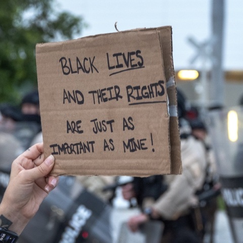 Πανώ κατά των φυλετικών διακρίσεων