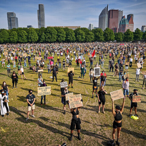 Ειρηνική διαδήλωση στη Χάγη για τη δολοφονία του μαύρου Αμερικανού Τζορτζ Φλόιντ