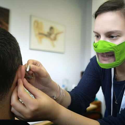 Μάσκες: Διεθνή λύση επικοινωνίας βαρήκοων δίνει η συνεργασία ελληνικών εταιρειών