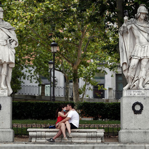 Κορωνοϊός στην Ισπανία: Ζευγάρι κατεβάζει τη μάσκα για ένα φιλί