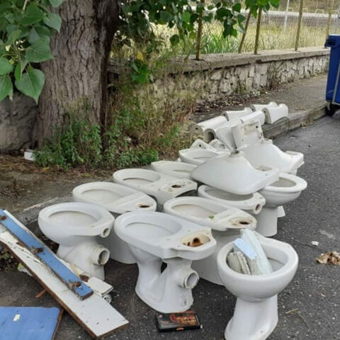 Λεκάνες τουαλέτας στη μέση του δρόμου σε πόλη της Χαλκιδικής - Οργισμένη αντίδραση του δημάρχου