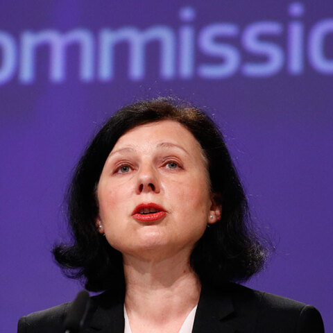 Βέρα Γιούροβα, Κομισιόν 