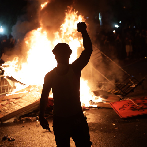 Διαδηλωτής που υψώνει τη γροθιά του κατά τη διάρκεια διαδηλώσεων στις ΗΠΑ για τη δολοφονία του Τζορτζ Φλόιντ