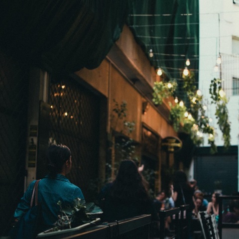 Κόσμος σε μαγαζί στην Αθήνα