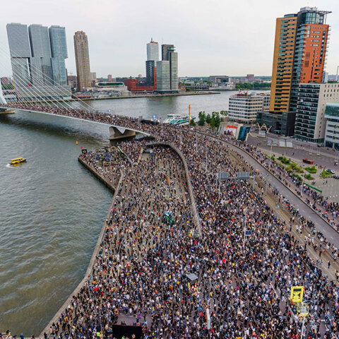 Κορωνοϊός: Συνωστισμός σε διαδήλωση στο Ρότερνταμ για τη δολοφονία του Τζορτζ Φλόιντ - Αστυνομικοί ζήτησαν από τους διαδηλωτές να πάνε σπίτια τους