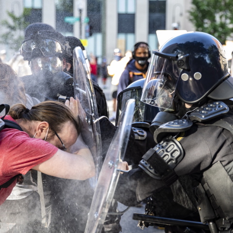 Διαδηλωτής και αστυνομικοί στη Νέα Υόρκη σε διαδήλωση διαμαρτυρίας μετά τη δολοφονία του Τζορτζ Φλόιντ