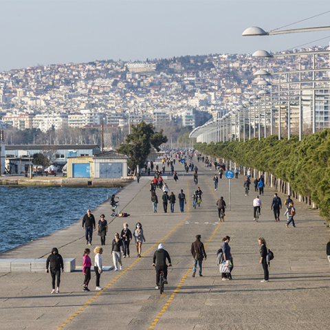 ΚΟΣΜΟΣ ΣΤΗΝ ΠΑΡΑΛΙΑ ΤΗΣ ΘΕΣΣΑΛΟΝΙΚΗΣ