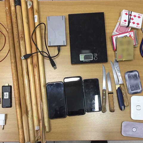 Μαχαίρια, κινητά, ψαλίδια και χάπια στα κελιά της 17Ν και Πυρήνων  