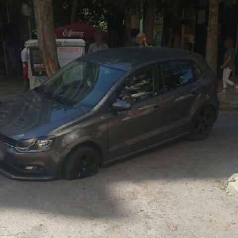 Αυτοκίνητο «κόλλησε» σε τρύπα στο κέντρο της Αθήνας