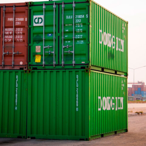 Χιλιάδες ρολόγια και αθλητικά παπούτσια μαΐμού σε κοντέινερ στον Πειραιά