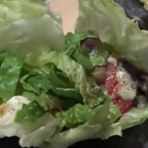 Σουβλάκι με μαρούλι 