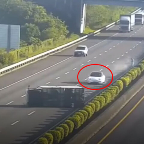 Όχημα Tesla στον αυτόματο πιλότο «καρφώνεται» σε φορτηγό που έχει ανατραπεί σε αυτοκινητόδρομο