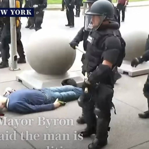 ΗΠΑ:Αστυνομικοί ρίχνουν κάτω ηλικιωμένο διαδηλωτή