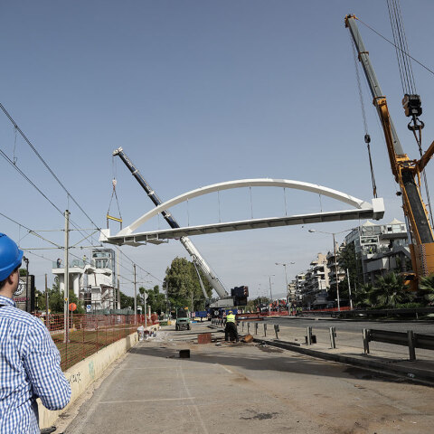 Η νέα πεζογέφυρα στη λεωφόρο Ποσειδώνος, στο ύψος του Αλίμου