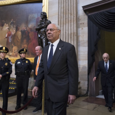 Υπέρ του υποψήφιου των Δημοκρατικών τάχθηκε με δηλώσεις του ο Ρεπουμπλικανός πρώην υπουργός Εξωτερικών των ΗΠΑ, Κόλιν Πάουελ