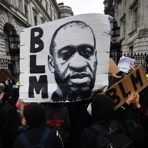 Βρετανία: Ενώ για δεύτερη ημέρα πραγματοποιήθηκε ογκώδης διαδήλωση κατά του ρατσισμού και της αστυνομικής βίας στο Λονδίνο, υπό ζητωκραυγές αποκαθηλώθηκε άγαλμα δουλέμπορου στο Μπρίστολ