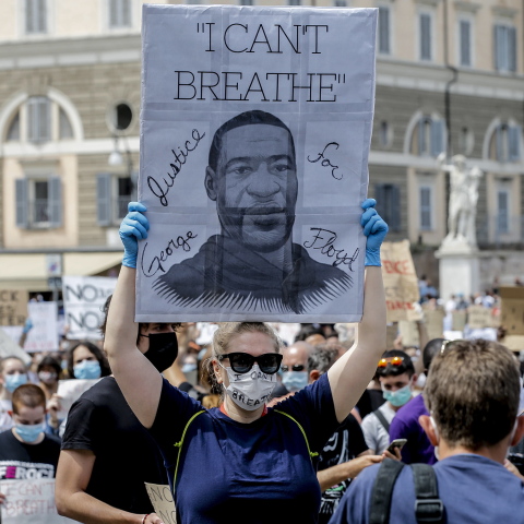 Ρώμη: Κινητοποίηση κατά του ρατσισμού στην Πιάτσα ντελ Πόπολο για τον Τζορτζ Φλόιντ, εντάσσεται στη σειρά εκδηλώσεων αλληλεγγύης που πραγματοποιούνται σε μεγάλες ευρωπαϊκές πρωτεύουσες