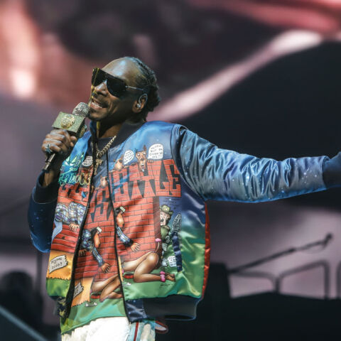 «Δεν έχω ψηφίσει ποτέ στη ζωή μου, αλλά αυτή τη φορά θα πάω να ψηφίσω γιατί δεν αντέχω να δω αυτόν τον αλήτη στο αξίωμα», είπε ο Snoop Dogg αναφερόμενος στον Ντόναλντ Τραμπ