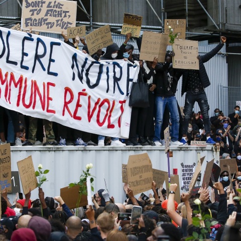 Δολοφονία Τζορτζ Φλόιντ: Σχεδόν 10.000 άνθρωποι συμμετείχαν σε μαζική αντιρατσιστική διαδήλωση στις Βρυξέλλες, η οποία σημαδεύτηκε από εκτεταμένα επεισόδια