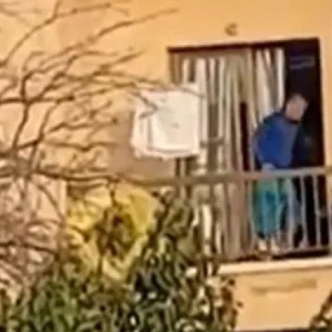 Ξυλοκόπησε στο μπαλκόνι τη σύντροφο και τον σκύλο τους