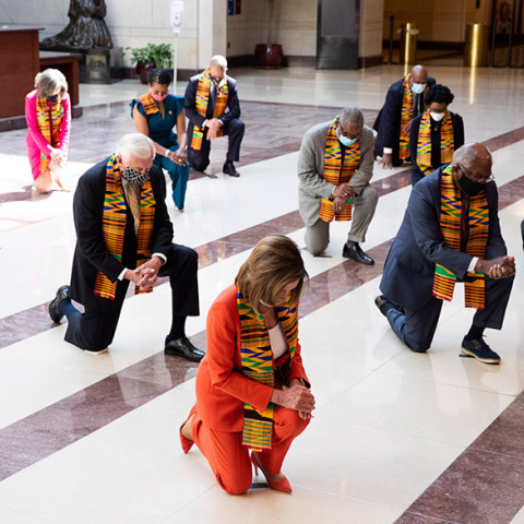 Κογκρέσο - Η Νάνσι Πελόζι και οι  Δημοκρατικοί γονάτισαν για τον Φλόιντ