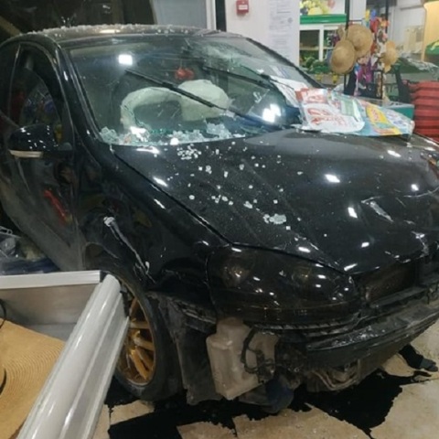 Αμάξι μπήκε μέσα σε Σούπερ Μάρκετ