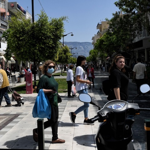 Άνθρωποι διασχίζουν τον δρόμο στην Κόρινθο