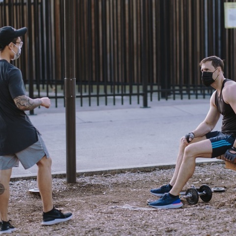 Δύο νέοι φορούν μάσκα