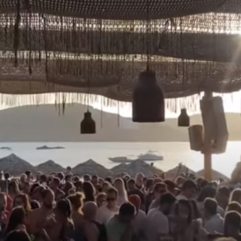 Φαινόμενα συνωστισμού σε μπαρ της Μυκόνου μετά την άρση των μέτρων για τον κορωνοϊό