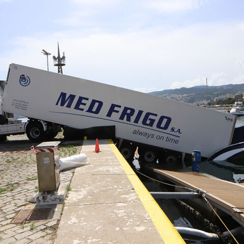 Απίστευτο: Νταλίκα έπεσε στο λιμάνι της Καβάλας