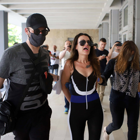 Στον εισαγγελέα η παρουσιάστρια που πέταξε νερό στον Χαρδαλιά