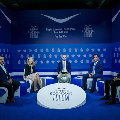 Άδωνις Γεωργιάδης, Υπουργός Ανάπτυξης και Επενδύσεων, ο κ. Αλέξης Πατέλης, Οικονομικός Σύμβουλος του Πρωθυπουργού, η κα. Αndrea Moraru, Επικεφαλής ΕBRD Ελλάδας-Κύπρου και ο  κ. Νίκος Παππάς, Βουλευτής ΣΥΡΙΖΑ και ο δημοσιογράφος κ. Σταμάτης Ζαχαρός