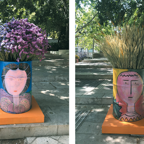 H Νίνα Ιωαννίδου (ανθοπωλείο Fleria) με τα ζωγραφισμένα της βαρέλια και ο Δήμος Αθηναίων έδωσαν για λίγες ημέρες μια άλλη όψη στην πλατεία Κολωνακίου