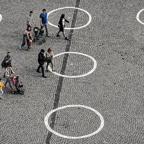 Πανδημία κορωνοϊού: Κύκλοι στο έδαφος για την τήρηση της κοινωνικής απόστασης στο Ντίσελντορφ της Γερμανίας