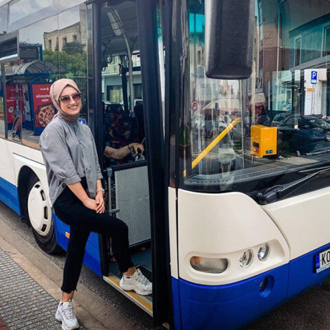  Η 22χρονη Νεσλιχάν Κιοσέ, η πρώτη γυναίκα οδηγός στο τιμόνι του Αστικού ΚΤΕΛ Κομοτηνής © ΑΠΕ-ΜΠΕ