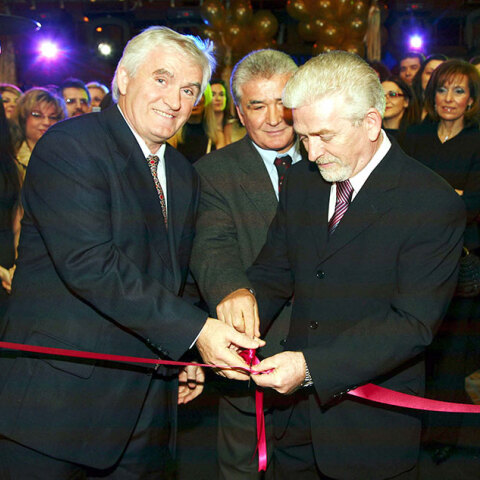 Οι συνιδρυτές των Hondos Center σε εκγαίνια καταστήματος: Από αριστερά προς δεξιά Αργύρης, Γιάννης και Κώστας Χόντος