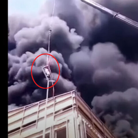 Σαν ταινία: Εγκλωβισμένος εργάτης αρπάζεται από ιμάντα γερανού και απομακρύνεται με εντυπωσιακό τρόπο από φλεγόμενο κτίριο