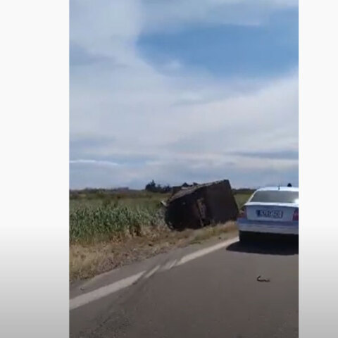 Φορτηγό βγήκε εκτός δρόμου και ανετράπη στην Εγνατία Οδό