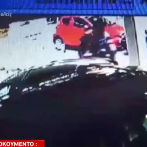 Η στιγμή της σύλληψης της 35χρονης κατηγορούμενης για την επίθεση με το βιτριόλι