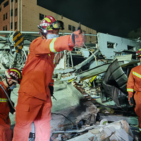 Καταστροφές σε κτίρια και επιχειρήσεις μετά την ισχυρή έκρηξη σε βυτιοφόρο στην Κίνα - Στους 19 οι νεκροί