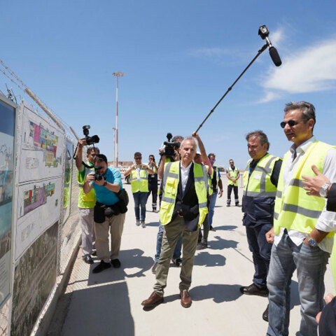 Ο Κυριάκος Μητσοτάκης είδε από κοντά τις εργασίες εκσυγχρονισμού στο αεροδρόμιο της Σαντορίνης