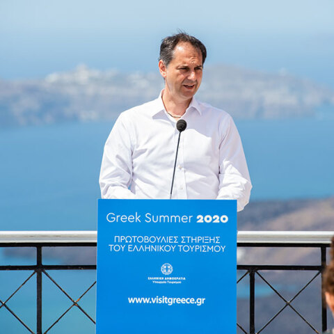 Ο Χάρης Θεοχάρης παρουσίασε από τη Σαντορίνη το άνοιγμα του Τουρισμού - Το πρόγραμμα «Τουρισμός για Όλους» που στέλνει διακοπές 250.000 Έλληνες πολίτες