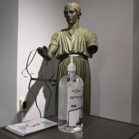 Ηνίοχος με το αντισηπτικό