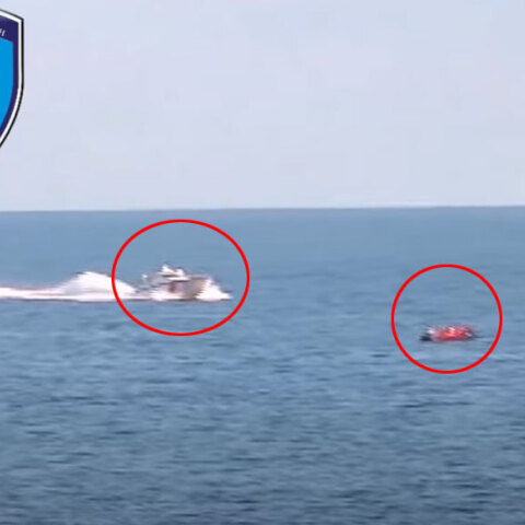 Στελέχη της Τουρκικής Ακτοφυλακής συνοδεύουν βάρκα με μετανάστες ανοικτά της Λέσβου