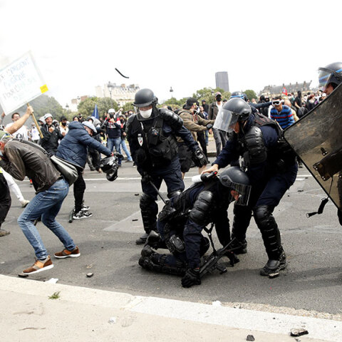Επεισόδια στη Γαλλία: Ξύλο μεταξύ διαδηλωτών και αστυνομικών - Πεδίο μάχης το Παρίσι