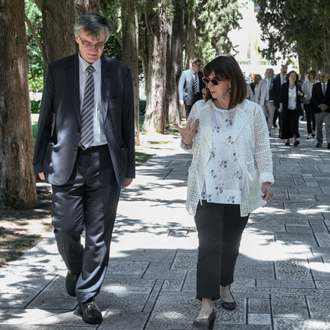 Συνάντηση Αικατερίνης Σακελλαροπούλου με Σωτήρη Τσιόδρα στον κήπο του Προεδρικού Μεγάρου