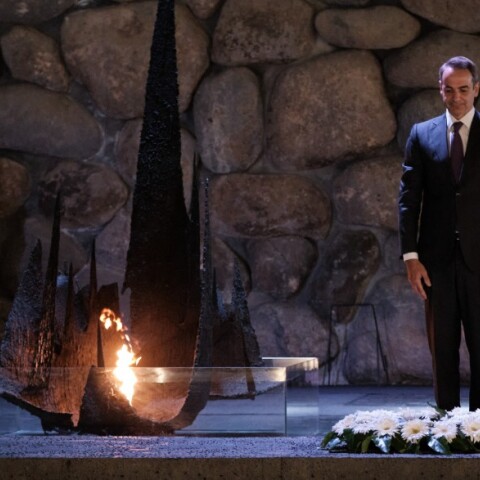 Ο Κυριάκος Μητσοτάκης στο Μνημείο του Ολοκαυτώματος