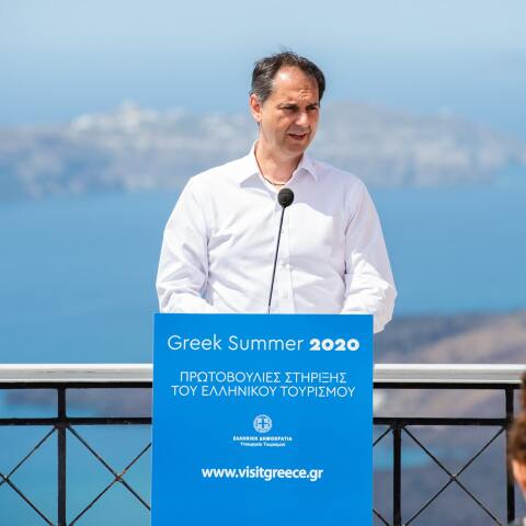 Ο υπουργός Τουρισμού Χάρης Θεοχάρης