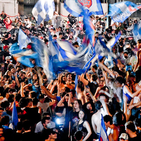 Ποιος κορωνοϊός στην Ιταλία; «Κάηκε» η Νάπολη μετά την κατάκτηση του Κυπέλλου - Φιλιά, αγκαλιές και ο ένας πάνω στον άλλο χωρίς μάσκες και κοινωνικές αποστάσεις